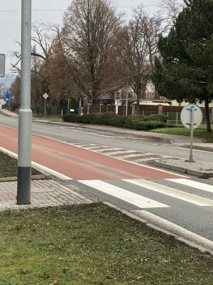 Přejmenování autobusové zastávky na "Slavkov u Brna, Topolová" a převedení do režimu na znamení