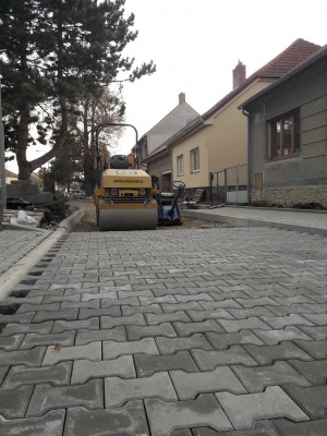 Oprava chodníku ulice Tyršova a stavba nového v ulici Pod Vinohrady