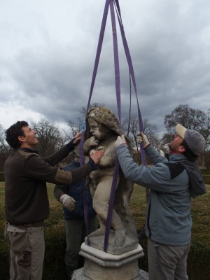 Restaurování soch v zámeckém parku