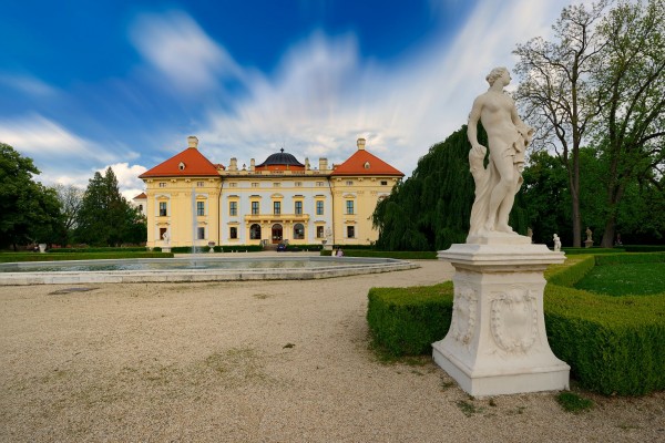 Restaurování soch v zámeckém parku