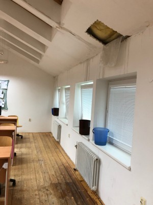 Oprava střechy východního pavilonu Základní školy Komenského náměstí